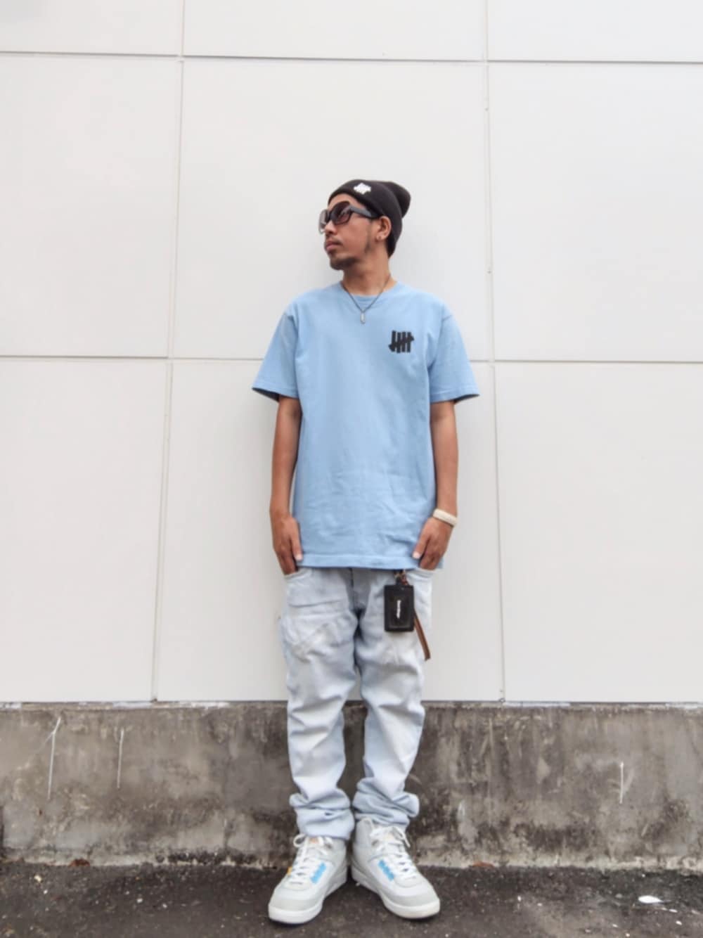 ブルー系のTシャツ/カットソー、ブルー系のデニムパンツ、グレー系のスニーカーを着用したメンズの夏コーディネートの1枚目の写真