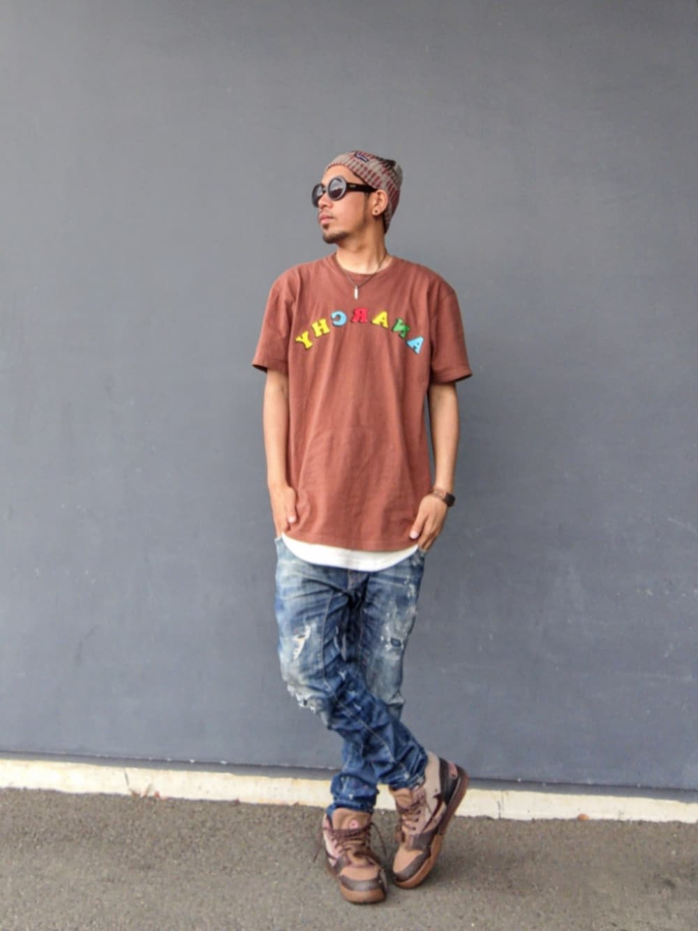 ブラウン系のTシャツ/カットソー、ホワイト系のタンクトップ、ブルー系のデニムパンツを着用したメンズの夏コーディネートの1枚目の写真