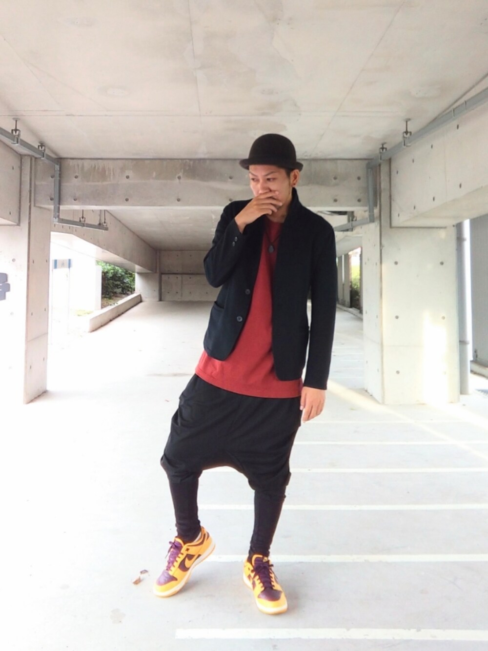 ブラック系のジャケット/アウター、ブラウン系のTシャツ/カットソー、ブラック系のその他パンツを着用したメンズの秋コーディネートの1枚目の写真