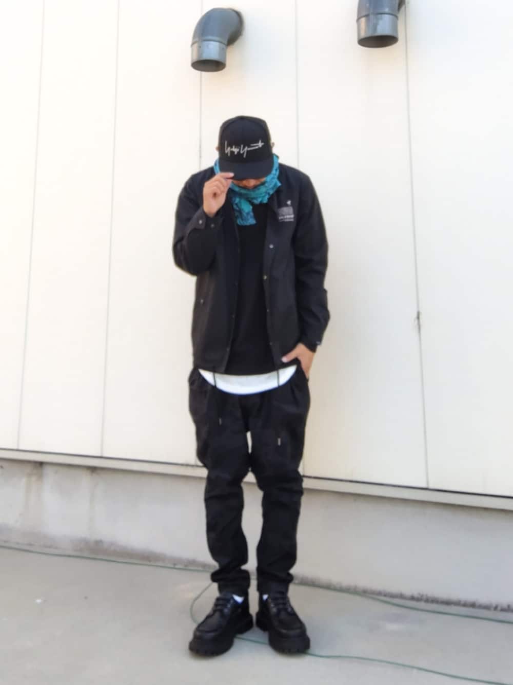 ブラック系のその他アウター、ブラック系のスウェット、ホワイト系のタンクトップを着用したメンズの冬コーディネートの1枚目の写真