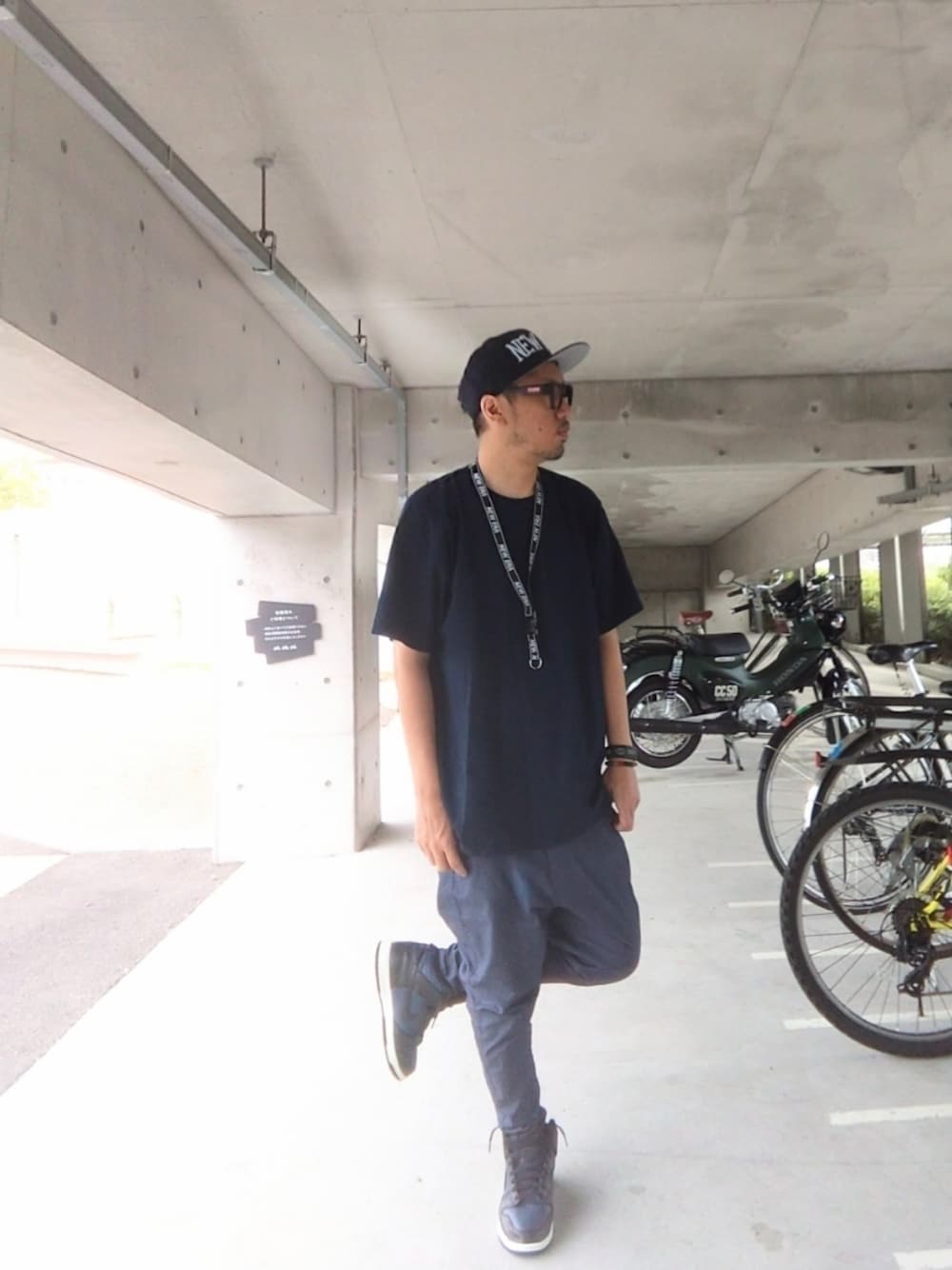 「ストリート、Champion、NEW ERA、CAMBIO、fragmentdesign、NIKE、dunk、シンプル、青、メガネ男子」｜「NEW ERAのアイテム（キャップ、ブルー系）」を使った、hasshi(ハッシー)さん（メンズ・172cm）の秋コーディネートの1枚目の写真