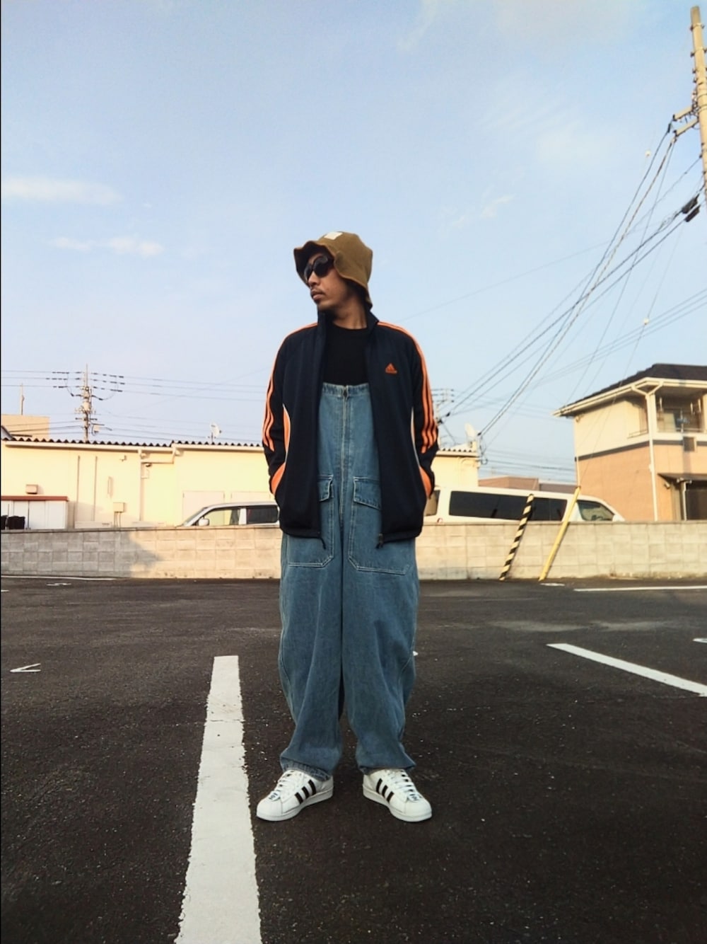 「バケハ、アディダス、ジャージ、トラックジャケット、ニコアンド、オーバーオール、adidas originals、スーパースター、NIGO®、ストリート、おしゃれさんと繋がりたい、おすましクソ野郎」｜「430のアイテム（ハット、グリーン系）」を使った、hasshi(ハッシー)さん（メンズ・172cm）の冬コーディネートの1枚目の写真