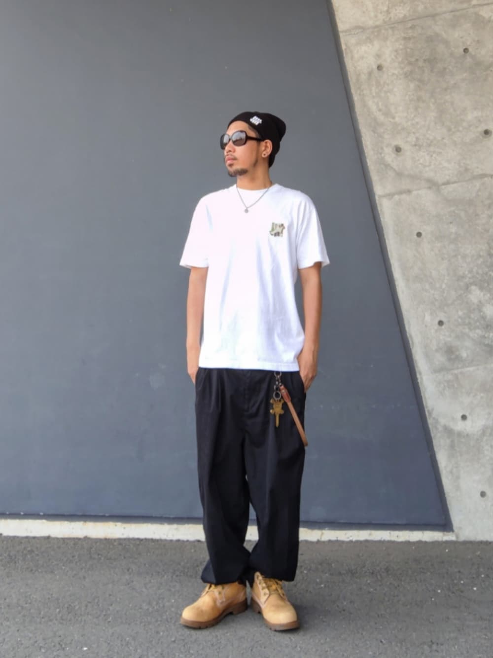 ホワイト系のTシャツ/カットソー、ブラック系のその他パンツ、イエロー系のブーツを着用したメンズの夏コーディネートの1枚目の写真