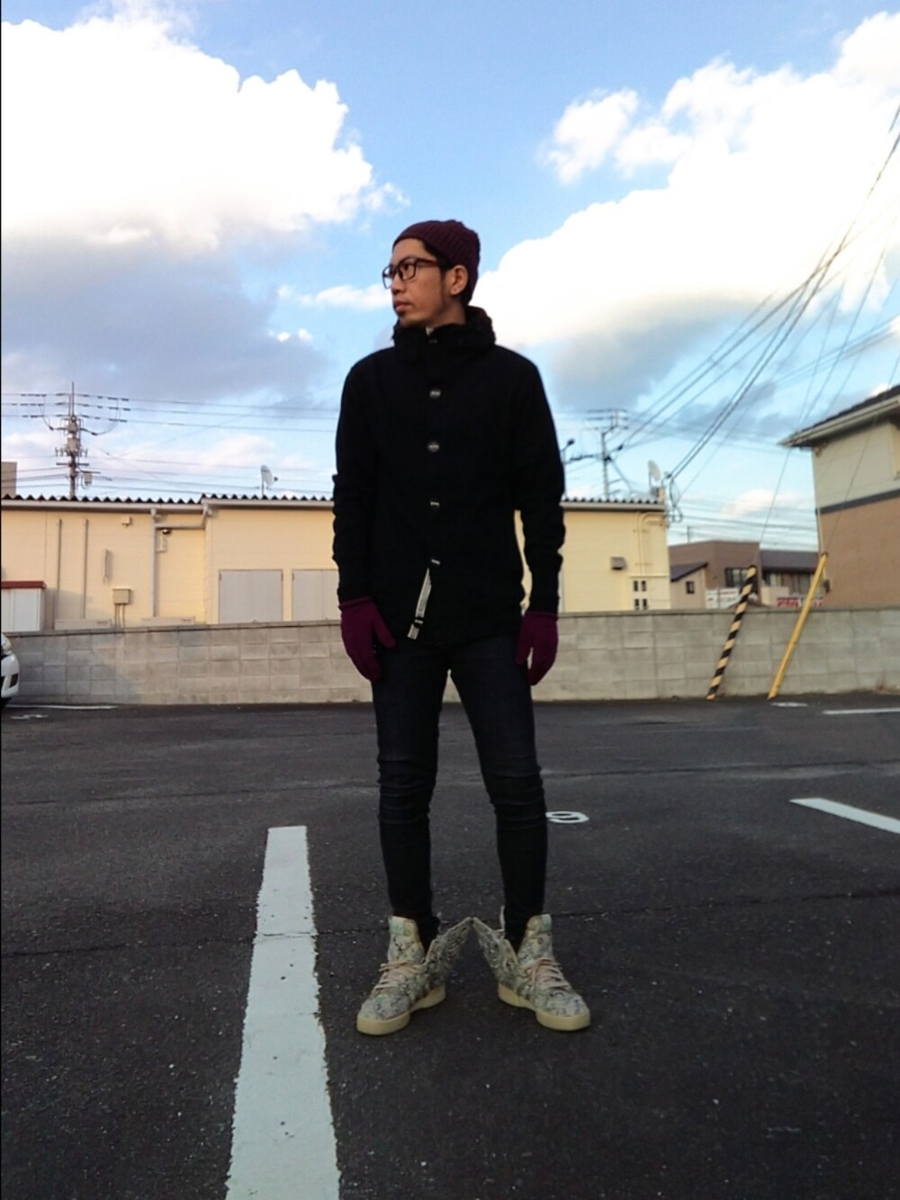 その他のスニーカー、ブルー系のデニムパンツ、ブラック系のジャケット/アウターを着用したメンズの冬コーディネートの1枚目の写真