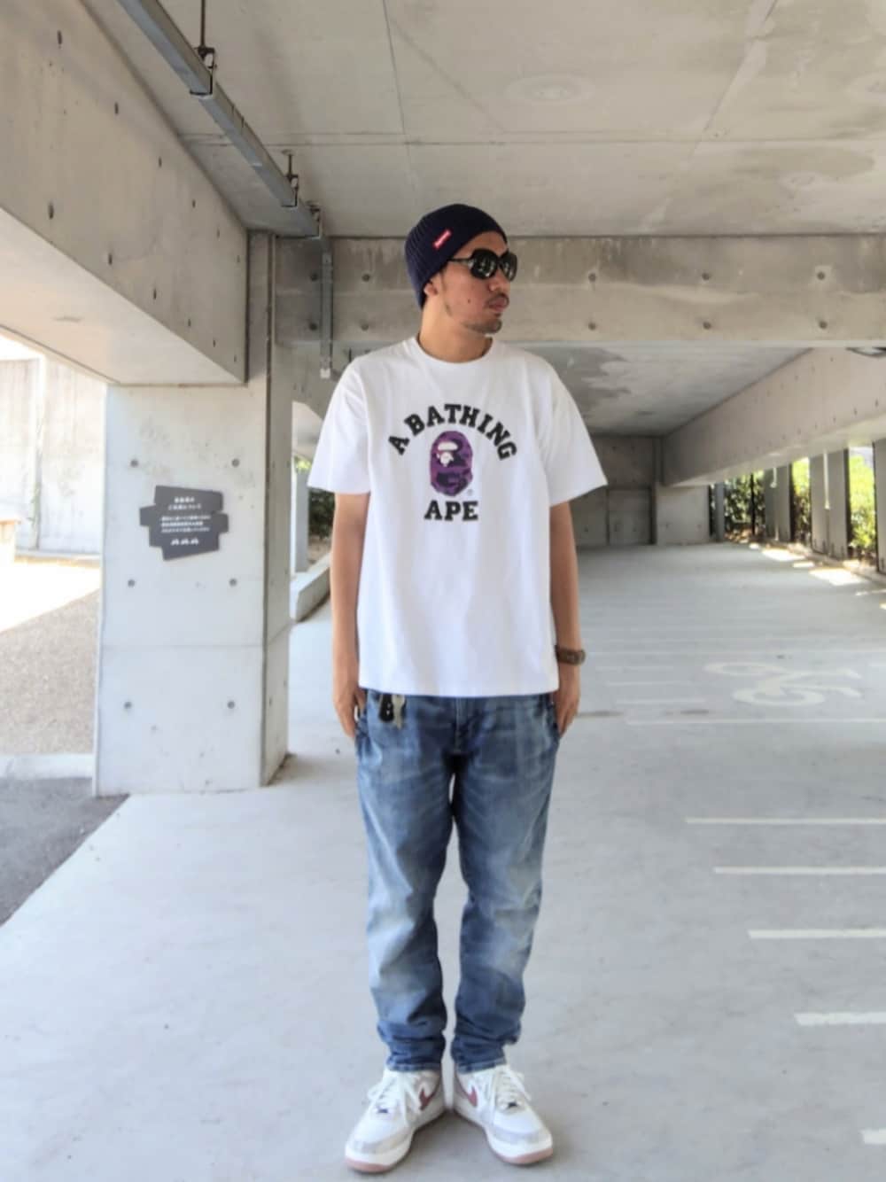 ホワイト系のTシャツ/カットソー、ブルー系のデニムパンツ、その他のスニーカーを着用したメンズの夏コーディネートの1枚目の写真