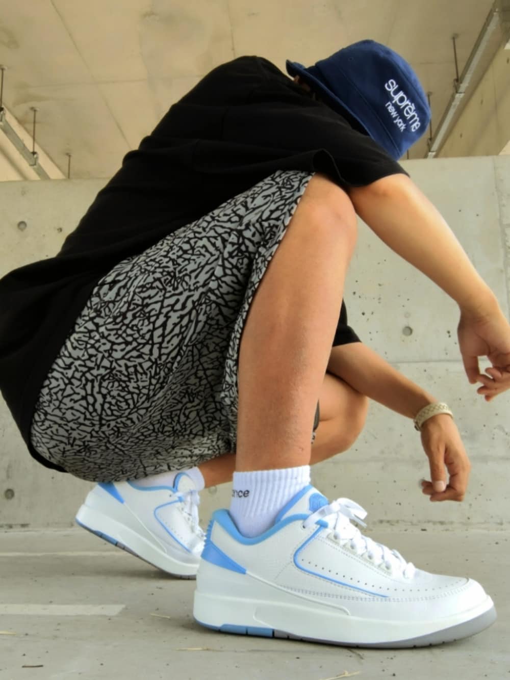 ブラック系のTシャツ/カットソー、グレー系のパンツ、ホワイト系のスニーカーを着用したメンズの夏コーディネートの1枚目の写真