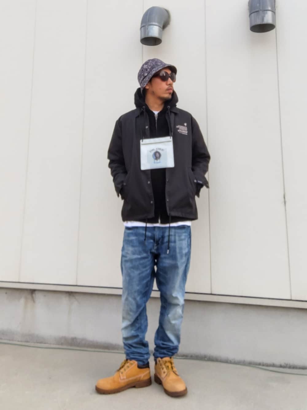 ブラック系のその他アウター、ブラック系のブルゾン、ホワイト系のTシャツ/カットソーを着用したメンズの冬コーディネートの1枚目の写真