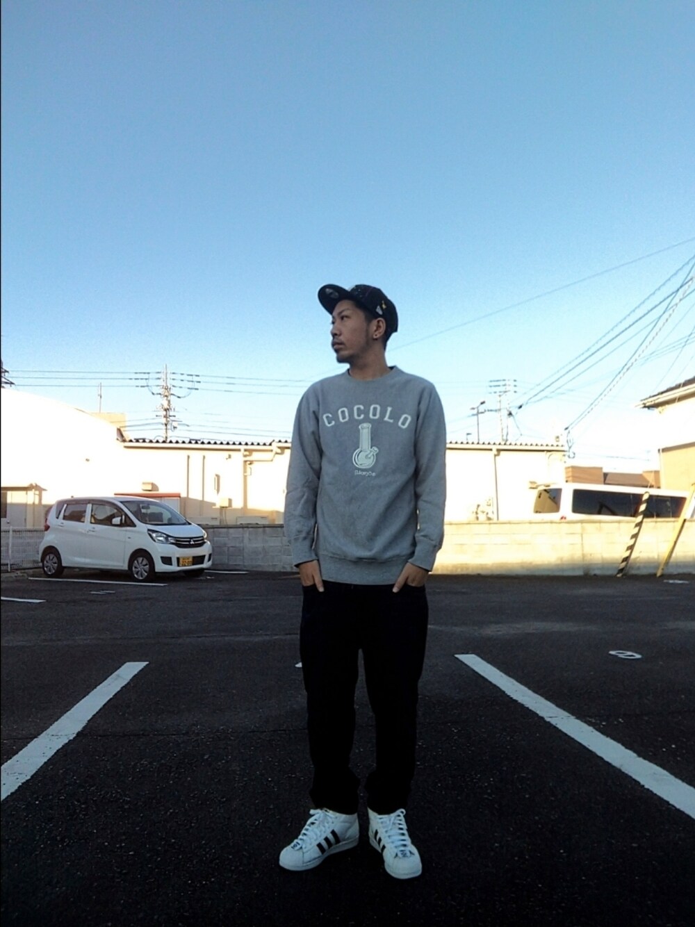 「ストリート、キャップ、ニューエラ、ココロブランド、スウェット、デニム、スーパースター、adidas originals、NIGO®、シンプル、ファッションを楽しもう」｜「NEW ERAのニューエラ キャップ ニューヨークヤンキース スプラッシュ（キャップ、ブラック系）」を使った、hasshi(ハッシー)さん（メンズ・172cm）の秋コーディネートの1枚目の写真