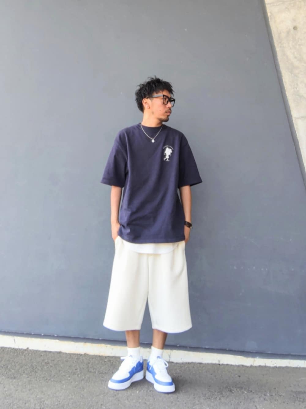 ブルー系のTシャツ/カットソー、ホワイト系のタンクトップ、ホワイト系のその他パンツを着用したメンズの夏コーディネートの1枚目の写真
