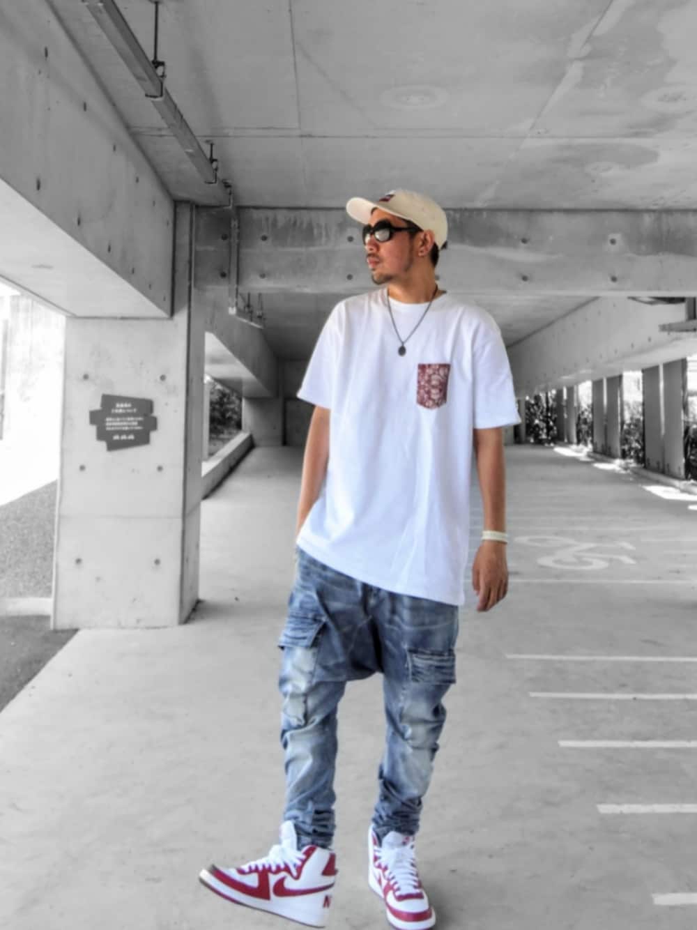 ホワイト系のTシャツ/カットソー、ブルー系のデニムパンツ、ホワイト系のスニーカーを着用したメンズの夏コーディネートの1枚目の写真