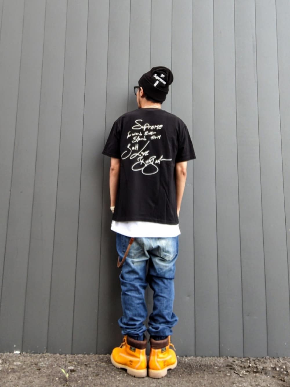 ブラック系のTシャツ/カットソー、ホワイト系のタンクトップ、ブルー系のデニムパンツを着用したメンズの秋コーディネートの1枚目の写真