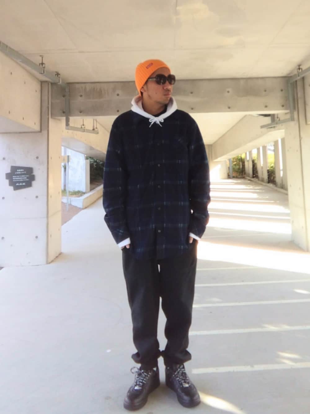 ブルー系のシャツ/ブラウス、ホワイト系のパーカー、ブラック系のスウェットパンツを着用したメンズの冬コーディネートの1枚目の写真