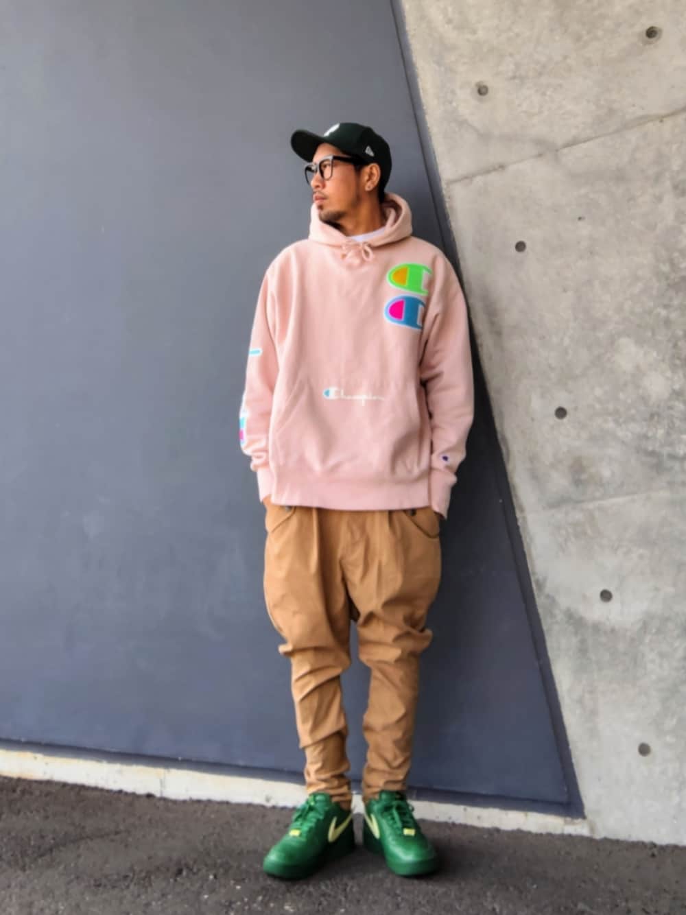 ピンク系のパーカー、ベージュ系のその他パンツ、グリーン系のスニーカーを着用したメンズの春コーディネートの1枚目の写真