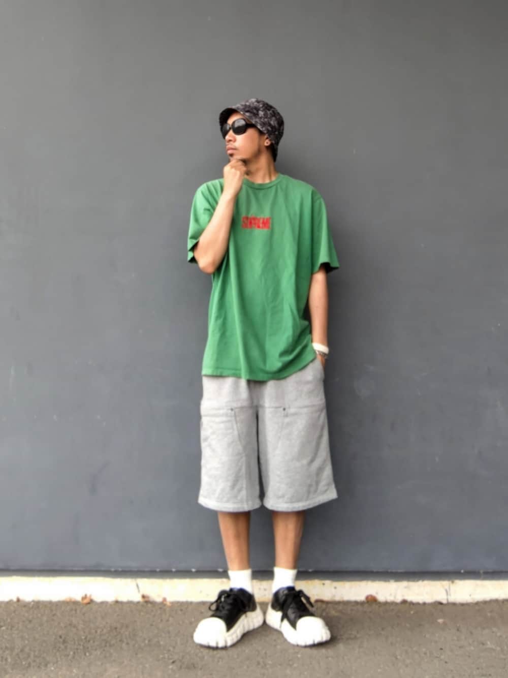 グリーン系のTシャツ/カットソー、グレー系のその他パンツ、その他のスニーカーを着用したメンズの夏コーディネートの1枚目の写真