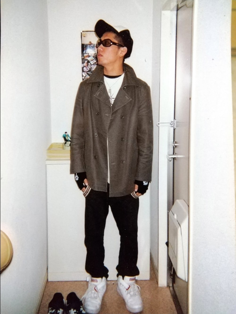 「y2k、ストリート、ドゥアラット、ウィズ、バル、マックダディー、スワッガー、サスペンダー、ピーコート、reebok、昔の写真、コート、メッシュキャップ、ハッシーさんフェス、嫁ッシーゲームコーデ」｜「DOARATのアイテム（キャップ、ブラック系）」を使った、hasshi(ハッシー)さん（メンズ・172cm）の冬コーディネートの1枚目の写真