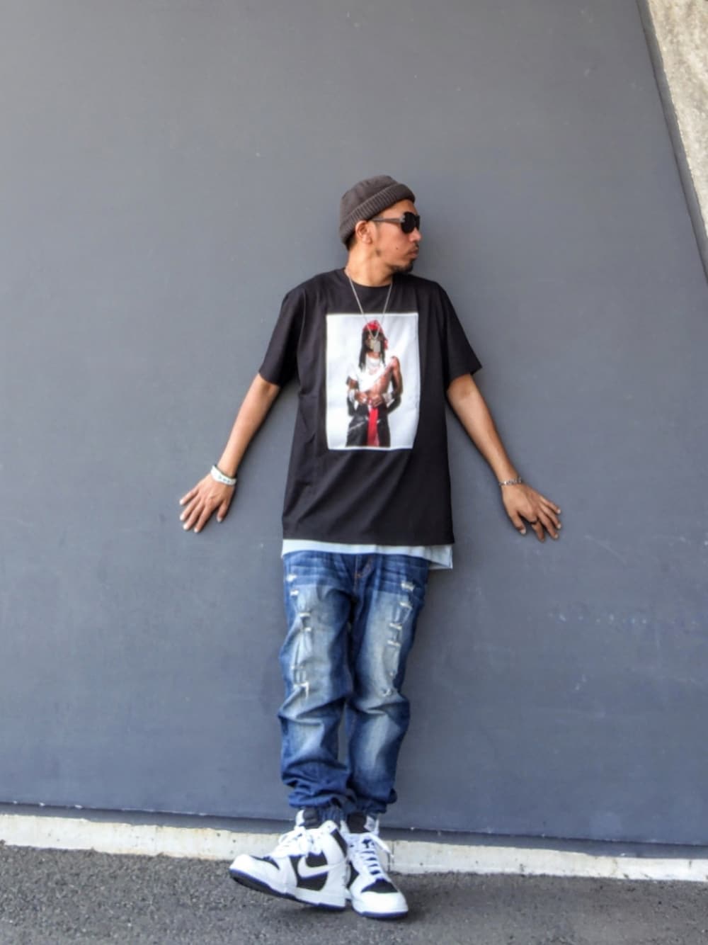 ブラック系のTシャツ/カットソー、ブルー系のタンクトップ、ブルー系のデニムパンツを着用したメンズの夏コーディネートの1枚目の写真
