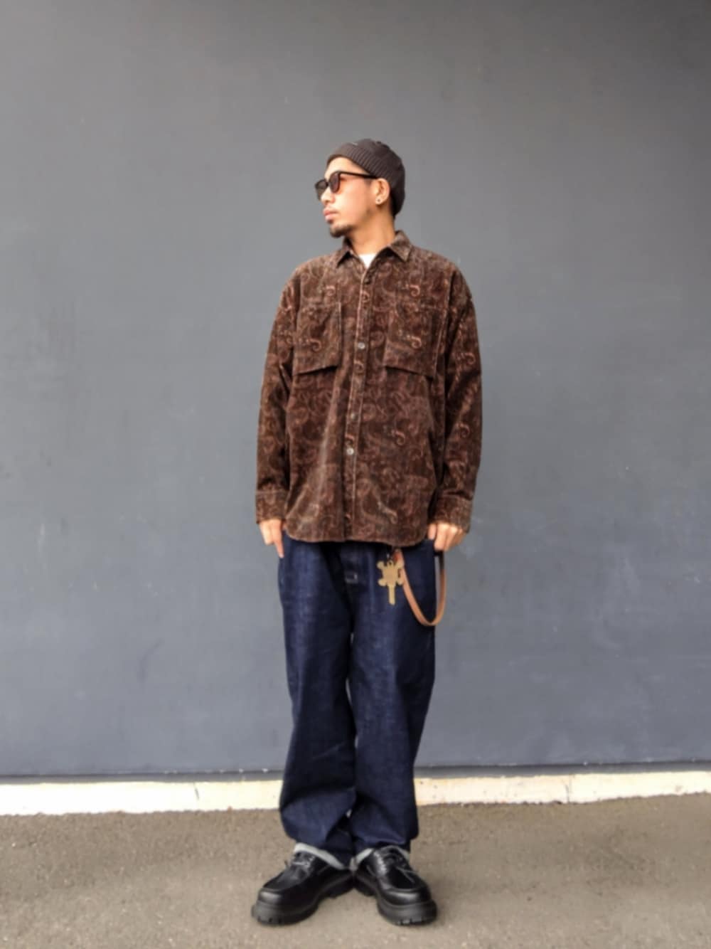 ブラウン系のシャツ/ブラウス、ブルー系のデニムパンツ、ブラック系のモカシン/デッキシューズを着用したメンズの春コーディネートの1枚目の写真