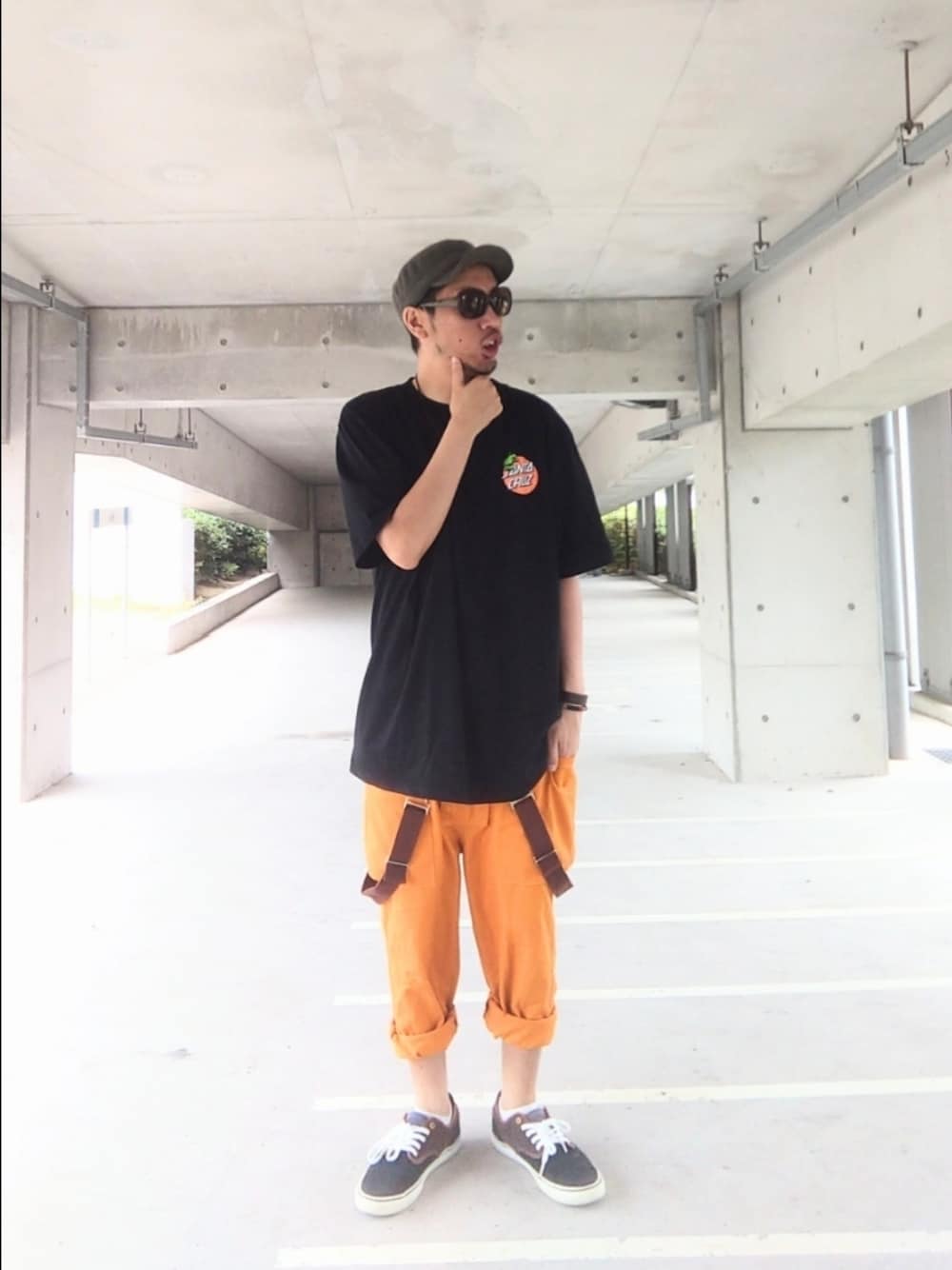 ブラック系のTシャツ/カットソー、オレンジ系のサロペット/オーバーオール、ブラック系のスニーカーを着用したメンズの夏コーディネートの1枚目の写真