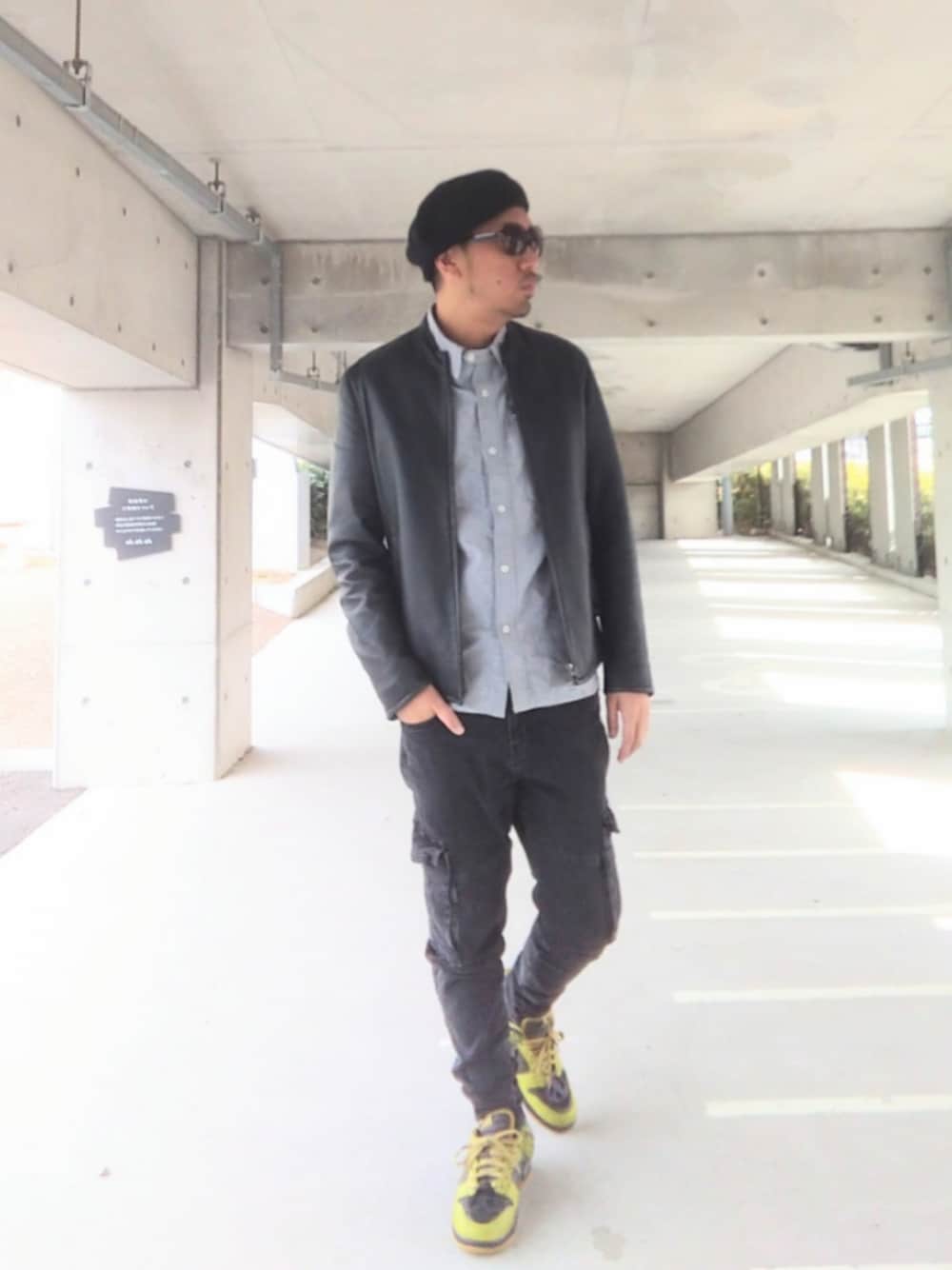 ブラック系のライダースジャケット、グレー系のシャツ/ブラウス、ブラック系のデニムパンツを着用したメンズの春コーディネートの1枚目の写真