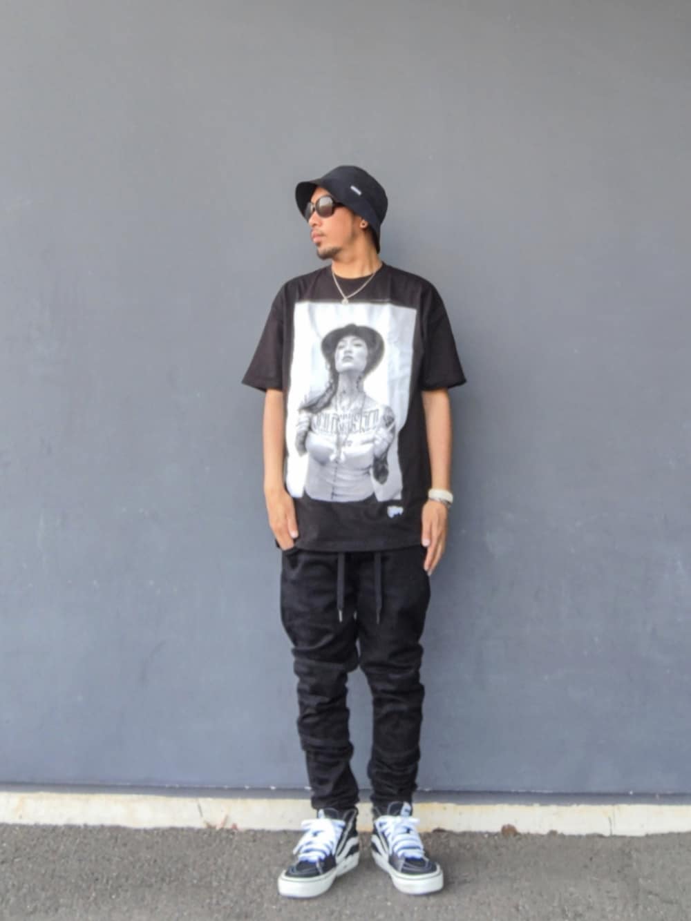 ブラック系のTシャツ/カットソー、ブラック系のデニムパンツ、ブラック系のスニーカーを着用したメンズの夏コーディネートの1枚目の写真