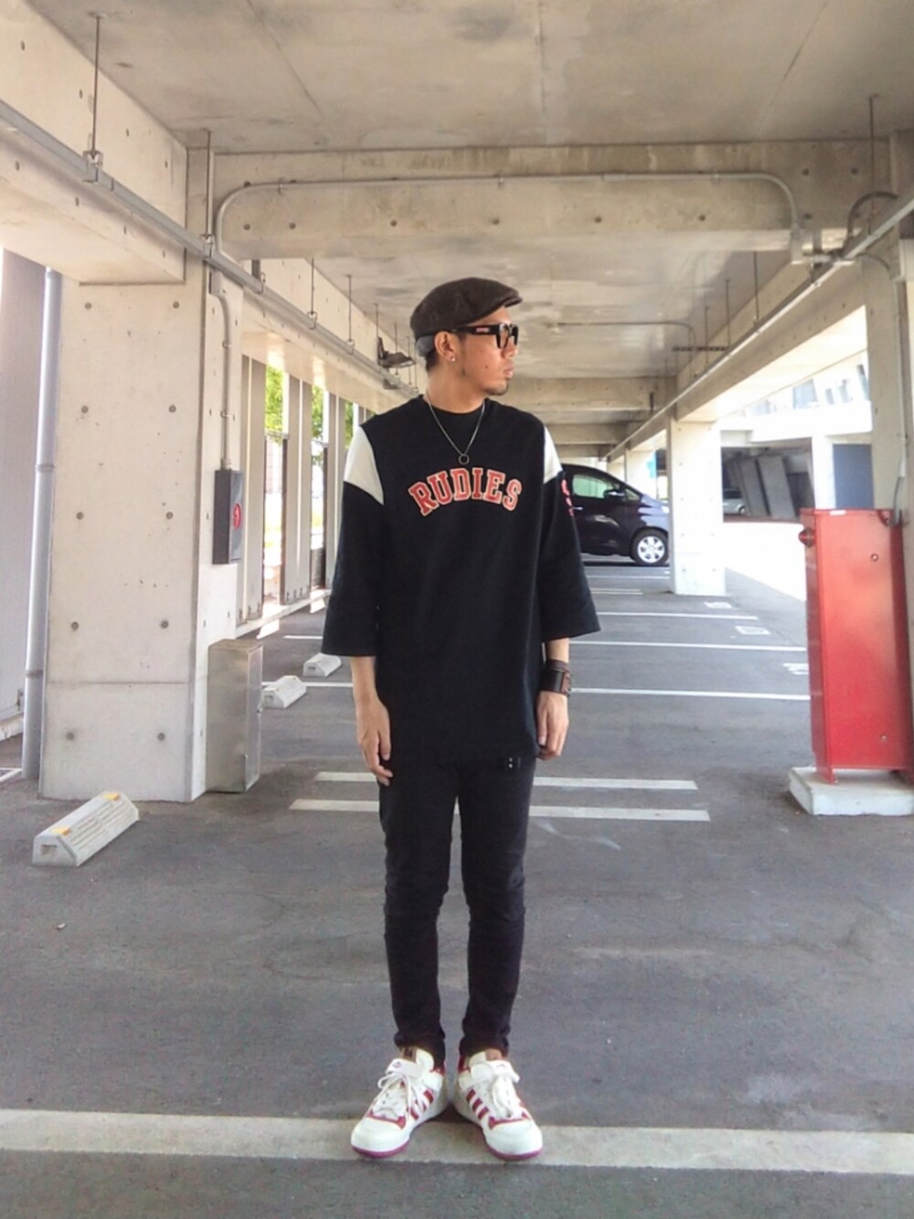 「swagger、RUDIES、ハンチング、モトクロスシャツ、adidas、ホームアローン、Diesel、リドム、黒スキニー、大人カジュアル」｜「adidasのadidas FORUM HOME ALONE GZ4378（スニーカー、ホワイト系）」を使った、hasshi(ハッシー)さん（メンズ・172cm）の春コーディネートの1枚目の写真