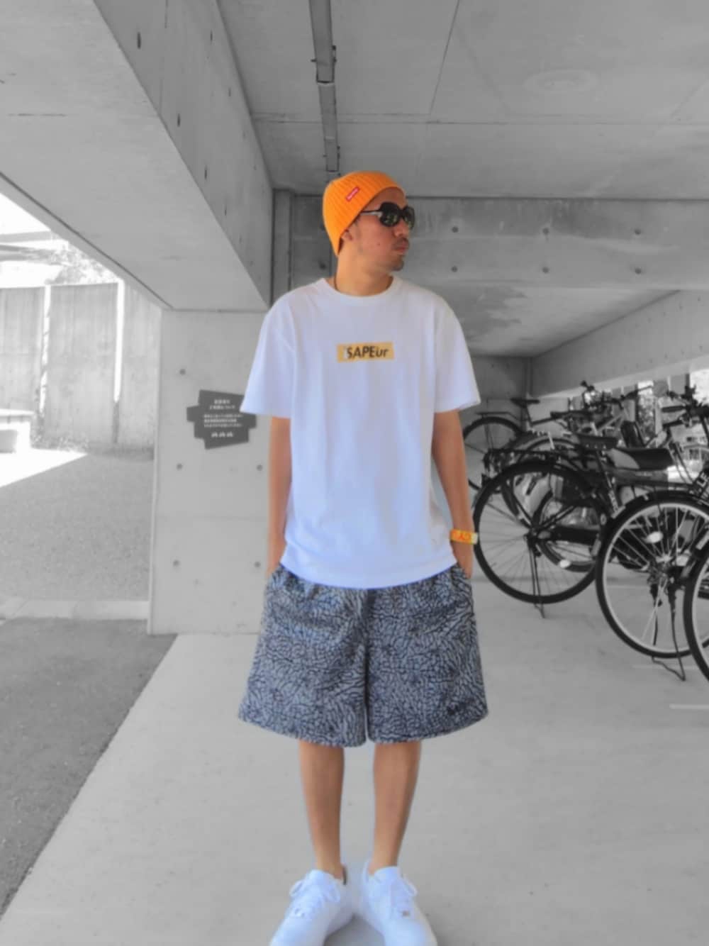 ホワイト系のTシャツ/カットソー、グレー系のパンツ、ホワイト系のスニーカーを着用したメンズの秋コーディネートの1枚目の写真