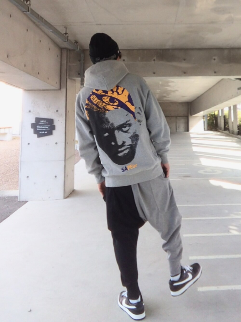 グレー系のパーカー、その他のスウェットパンツ、ブラック系のスニーカーを着用したメンズの春コーディネートの1枚目の写真