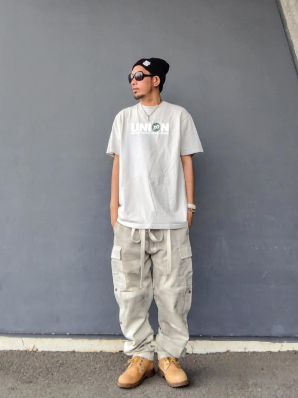 グレー系のTシャツ/カットソー、ホワイト系のその他パンツ、イエロー系のブーツを着用したメンズの夏コーディネートの1枚目の写真