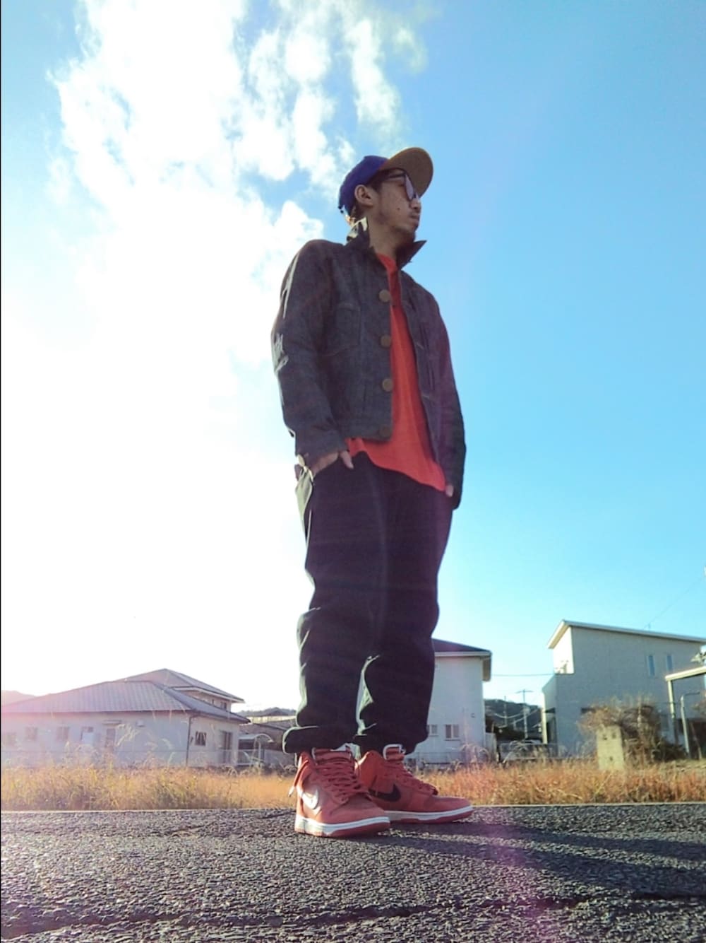 ブルー系のデニムジャケット、オレンジ系のTシャツ/カットソー、ブラック系のスウェットパンツを着用したメンズの冬コーディネートの1枚目の写真