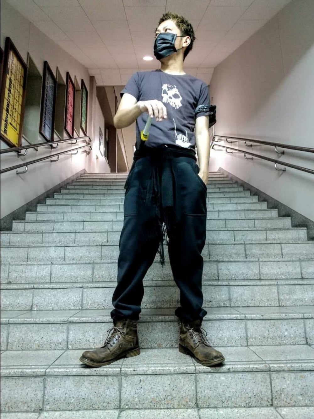 ブラック系のTシャツ/カットソー、ブラック系のスウェットパンツ、ブラウン系のブーツを着用したメンズの秋コーディネートの1枚目の写真
