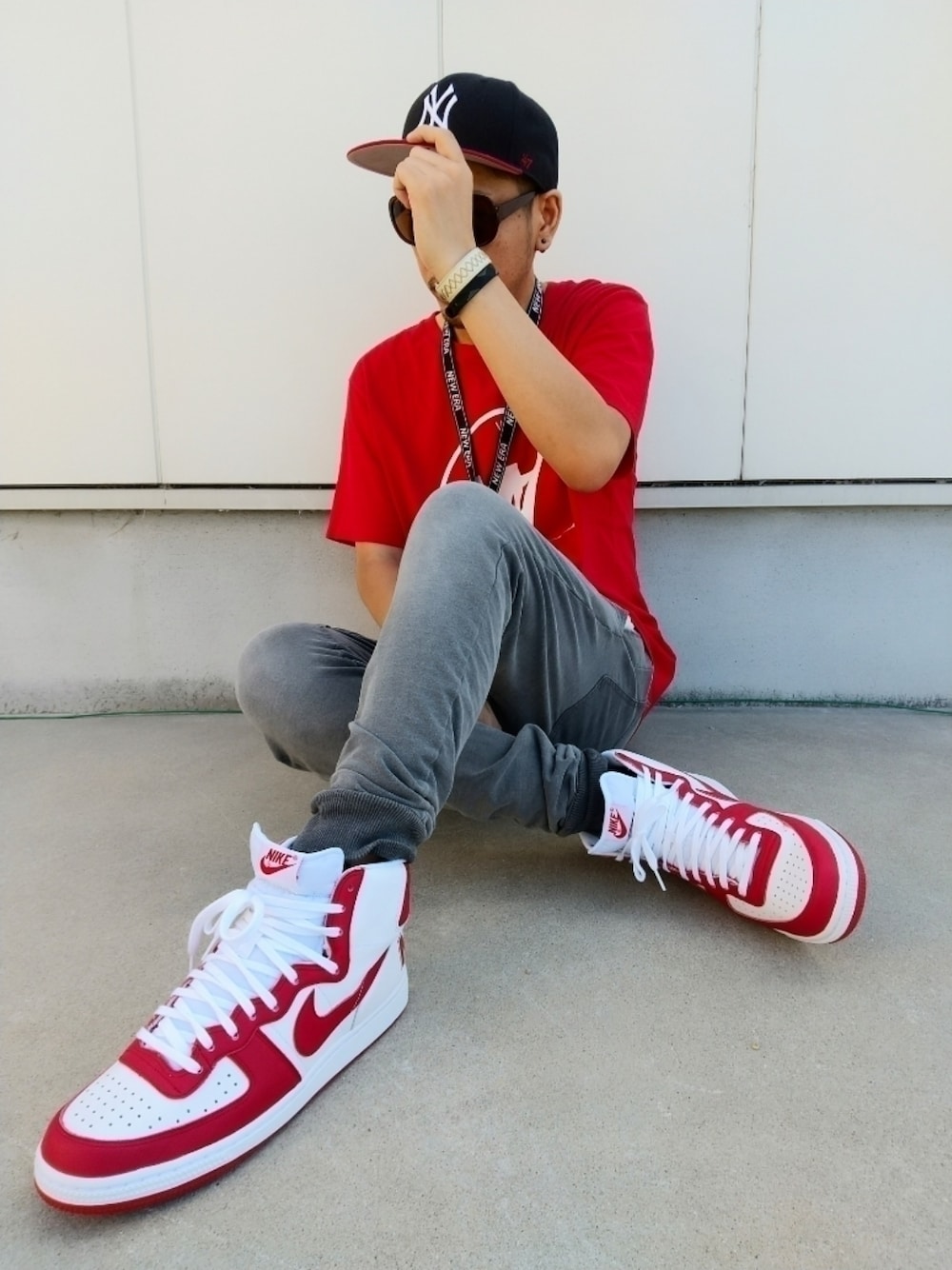 「woodwood、ストリート、47 BRAND、NEW ERA、NIKE、ターミネーター、RUBIK、赤、ネックストラップ、追いポーズ、座りポ、ハイカットスニーカー」｜「'47のアイテム（キャップ、ブラック系）」を使った、hasshi(ハッシー)さん（メンズ・172cm）の秋コーディネートの1枚目の写真