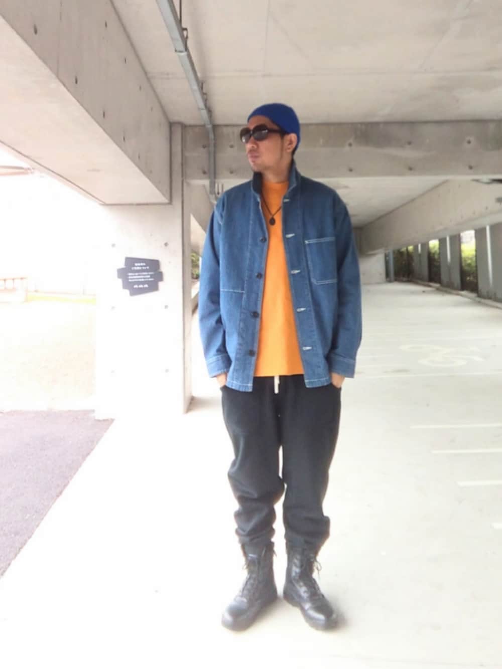 「us army、チャオパニックティピー(CIAOPANIC TYPY)、UNIQLO、Dickies、スウェットパンツ、セーター、カバーオール、ビーニー、青、春めき満開コーデ、タクティカルブーツ、ブーツ、ブーツイン、プチプラ」｜「UNIQLOのアイテム（カバーオール、ブルー系）」を使った、hasshi(ハッシー)さん（メンズ・172cm）の春コーディネートの1枚目の写真