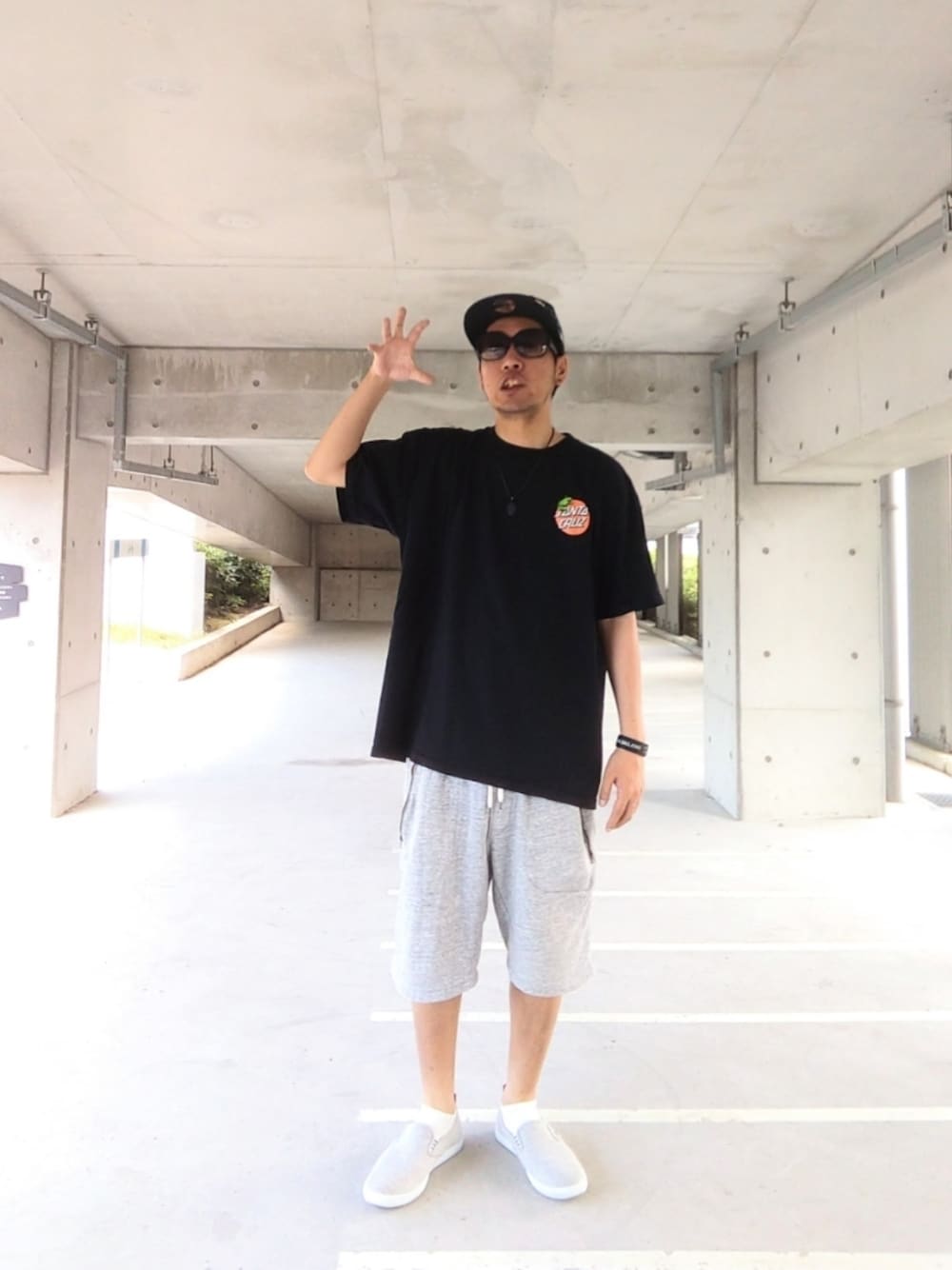 ブラック系のTシャツ/カットソー、グレー系のその他パンツ、グレー系のスニーカーを着用したメンズの夏コーディネートの1枚目の写真