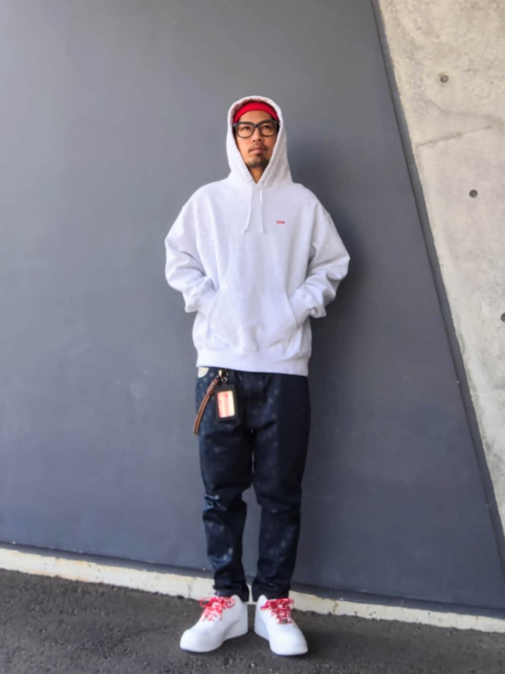 グレー系のパーカー、ブルー系のその他パンツ、ホワイト系のスニーカーを着用したメンズの冬コーディネートの1枚目の写真