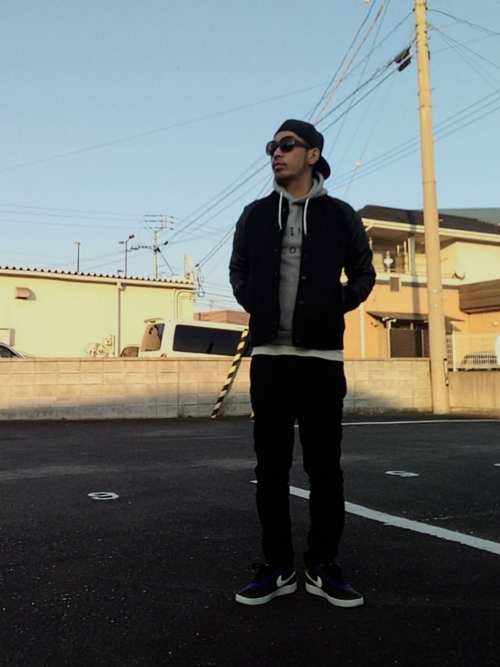「ニューエラ、キャップ、パーカー、スタジャン、レイジブルー、レイヤードスタイル、ユナイテッドアローズ、NIKE、カスタムペイント、ファッションを楽しもう、ストリート、古着MIX、大人カジュアル、オーソン、ファッション好きと繋がりたい」｜「NEW ERAのアイテム（キャップ、ブラック系）」を使った、hasshi(ハッシー)さん（メンズ・172cm）の秋コーディネートの1枚目の写真