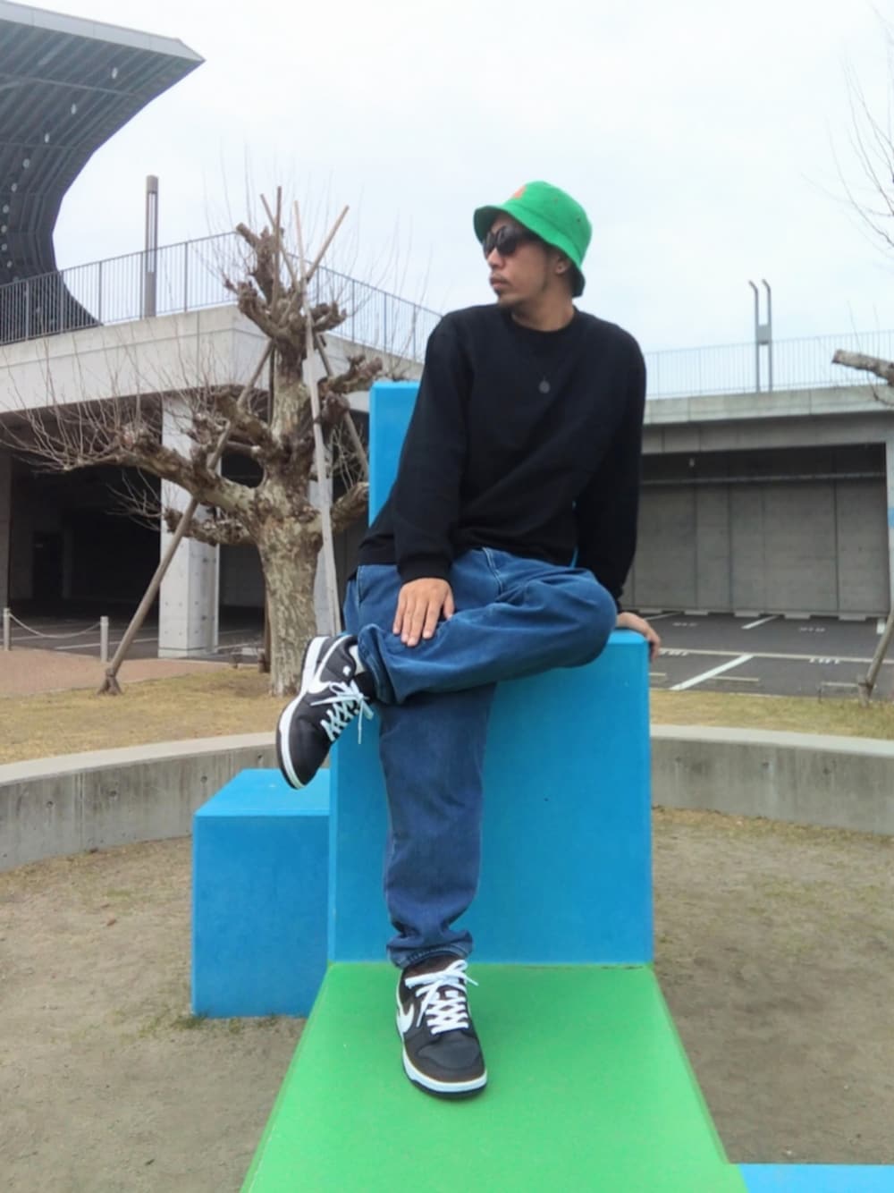 「GVAIAL GARAGE、バケハ、UNIQLO、GU、NIKE、dunk、ストリート、スチャダラパー、春めき満開コーデ、プチプラ、シンプル、緑、バルーンパンツ」｜「GVAIAL GARAGEのアイテム（ハット、グリーン系）」を使った、hasshi(ハッシー)さん（メンズ・172cm）の春コーディネートの1枚目の写真