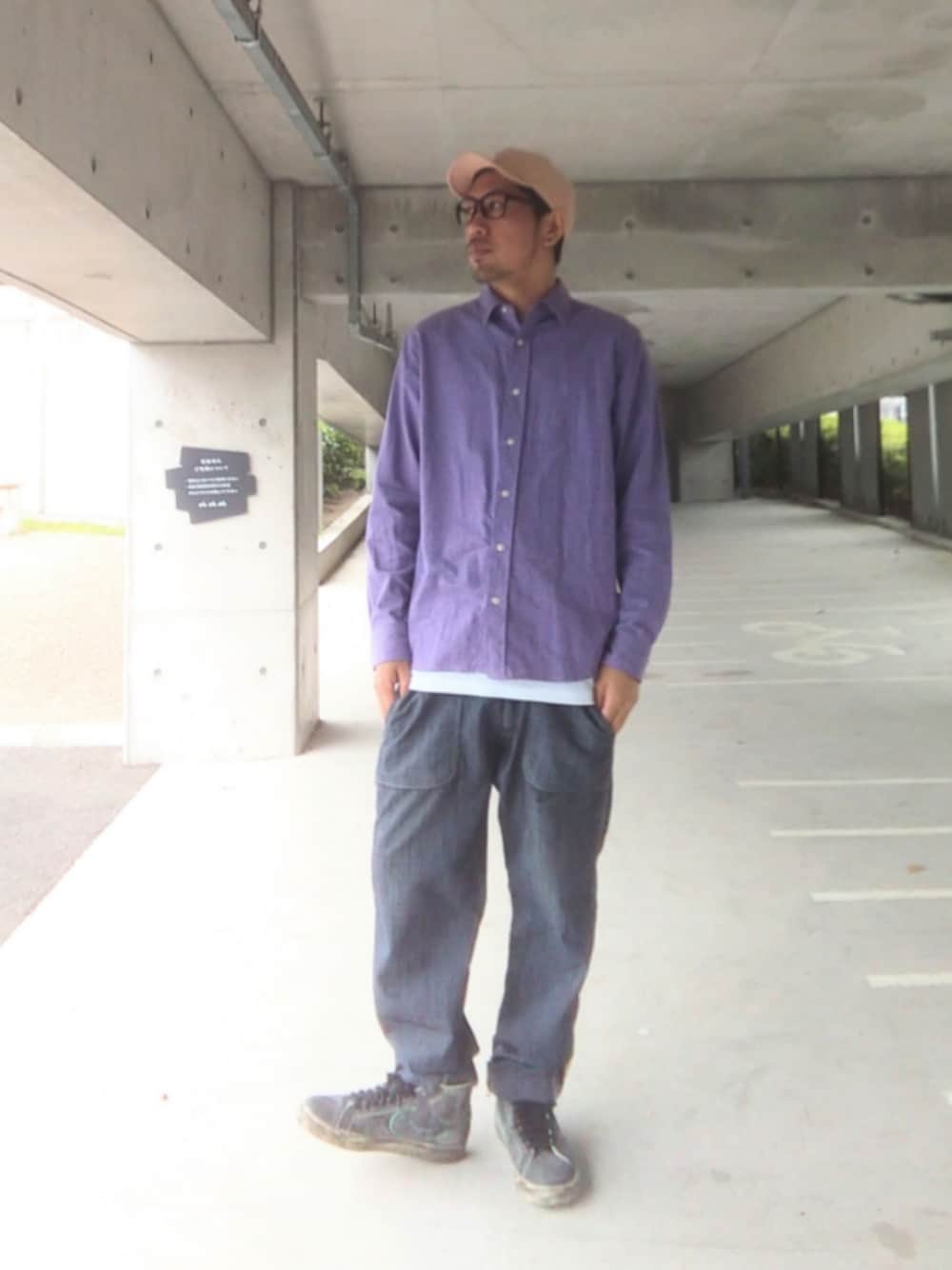 「メガネ男子、XLARGE、シャツ、LEE、イージーパンツ、NIKE、ブレーザー、BASIQUENTI、補色、ストリート、レイヤード、スケーター」｜「Basiquentiの【Basiquenti】Spring Logo Short Cap BCN-Y11643（キャップ、ベージュ系）」を使った、hasshi(ハッシー)さん（メンズ・172cm）の春コーディネートの1枚目の写真