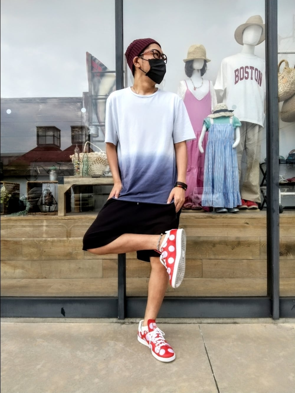 ブルー系のTシャツ/カットソー、ブラック系のその他パンツ、レッド系のスニーカーを着用したメンズの夏コーディネートの1枚目の写真