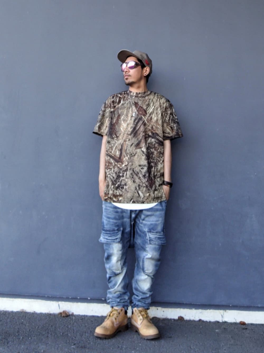 その他のTシャツ/カットソー、ブルー系のデニムパンツ、イエロー系のブーツを着用したメンズの春コーディネートの1枚目の写真