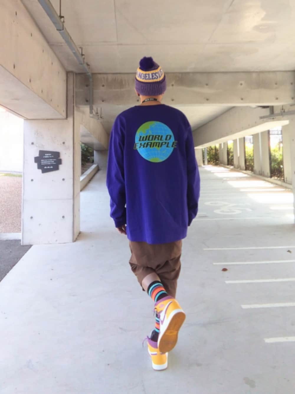 「example、NEW ERA、レイカーズ、ポンポン帽子、ニット帽、ロンT、ファミマ靴下、フジロック、Jordan、NIKE、ネックストラップ、サルエルショーツ、春めき満開コーデ、ストリート、靴下オタク」｜「NEW ERAのアイテム（ニットキャップ/ビーニー、パープル系）」を使った、hasshi(ハッシー)さん（メンズ・172cm）の春コーディネートの1枚目の写真