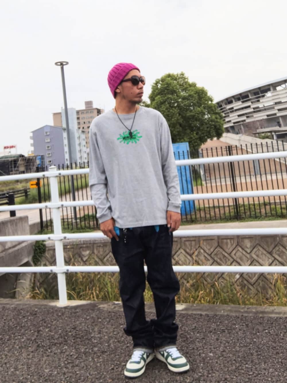 グレー系のTシャツ/カットソー、ブルー系のデニムパンツ、ホワイト系のスニーカーを着用したメンズの秋コーディネートの1枚目の写真