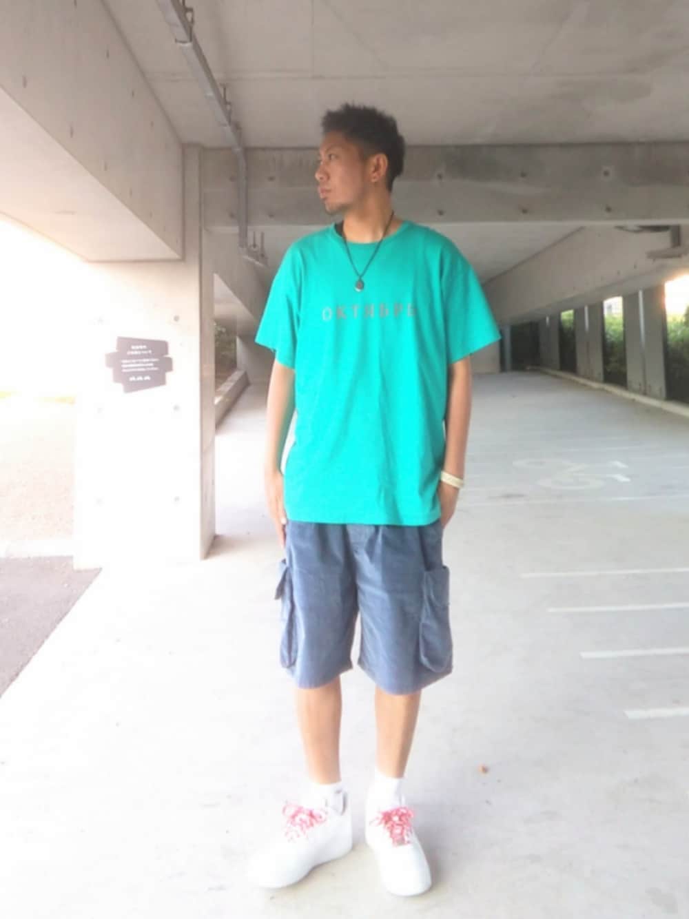 ブルー系のTシャツ/カットソー、ブラック系のタンクトップ、ブルー系のその他パンツを着用したメンズの夏コーディネートの1枚目の写真