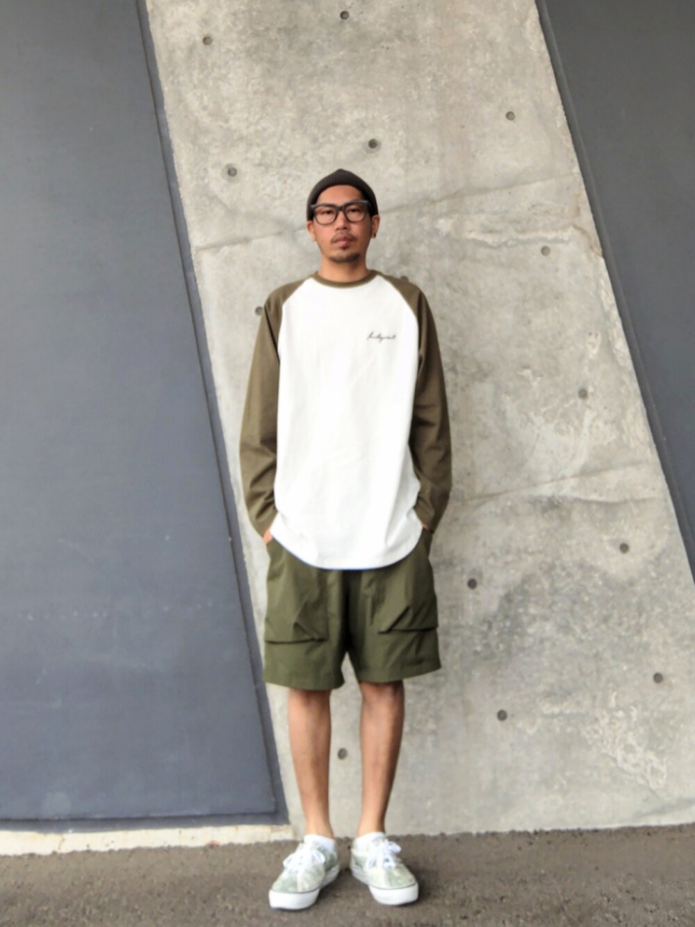 ホワイト系のTシャツ/カットソー、グリーン系のその他パンツ、グリーン系のスニーカーを着用したメンズの春コーディネートの1枚目の写真