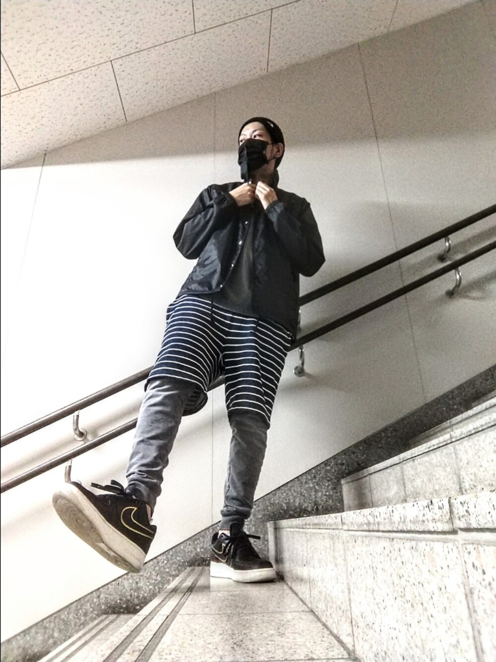 グレー系のTシャツ/カットソー、ブルー系のナイロンジャケット、その他のその他パンツを着用したメンズの秋コーディネートの1枚目の写真