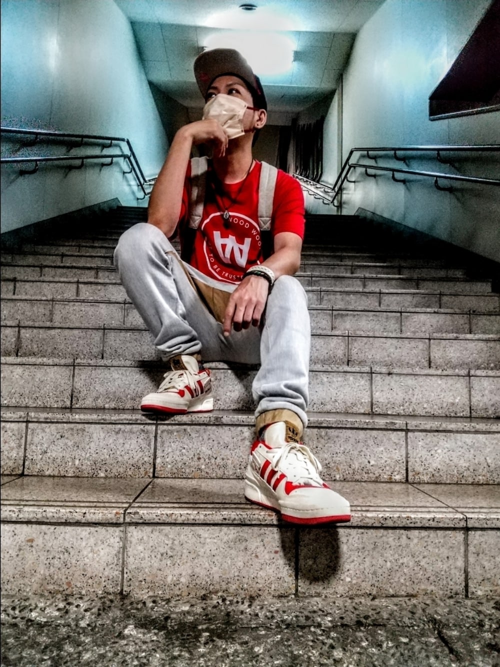 グレー系のスウェットパンツ、ホワイト系のスニーカー、その他のバックパック/リュックを着用したメンズの夏コーディネートの1枚目の写真