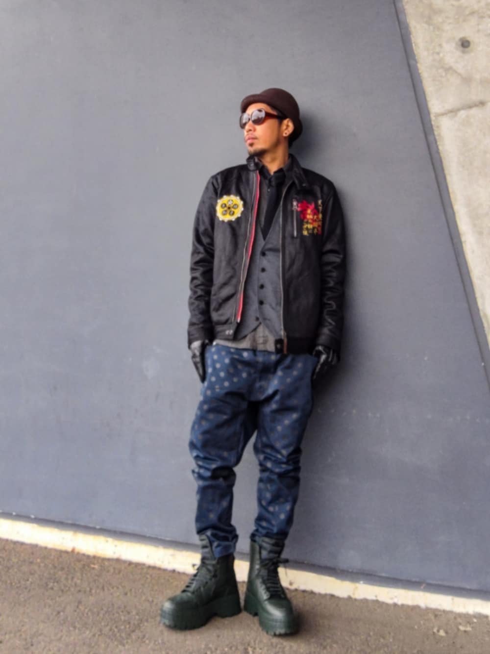 ブラック系のライダースジャケット、グレー系のベスト、ブラック系のシャツ/ブラウスを着用したメンズの冬コーディネートの1枚目の写真