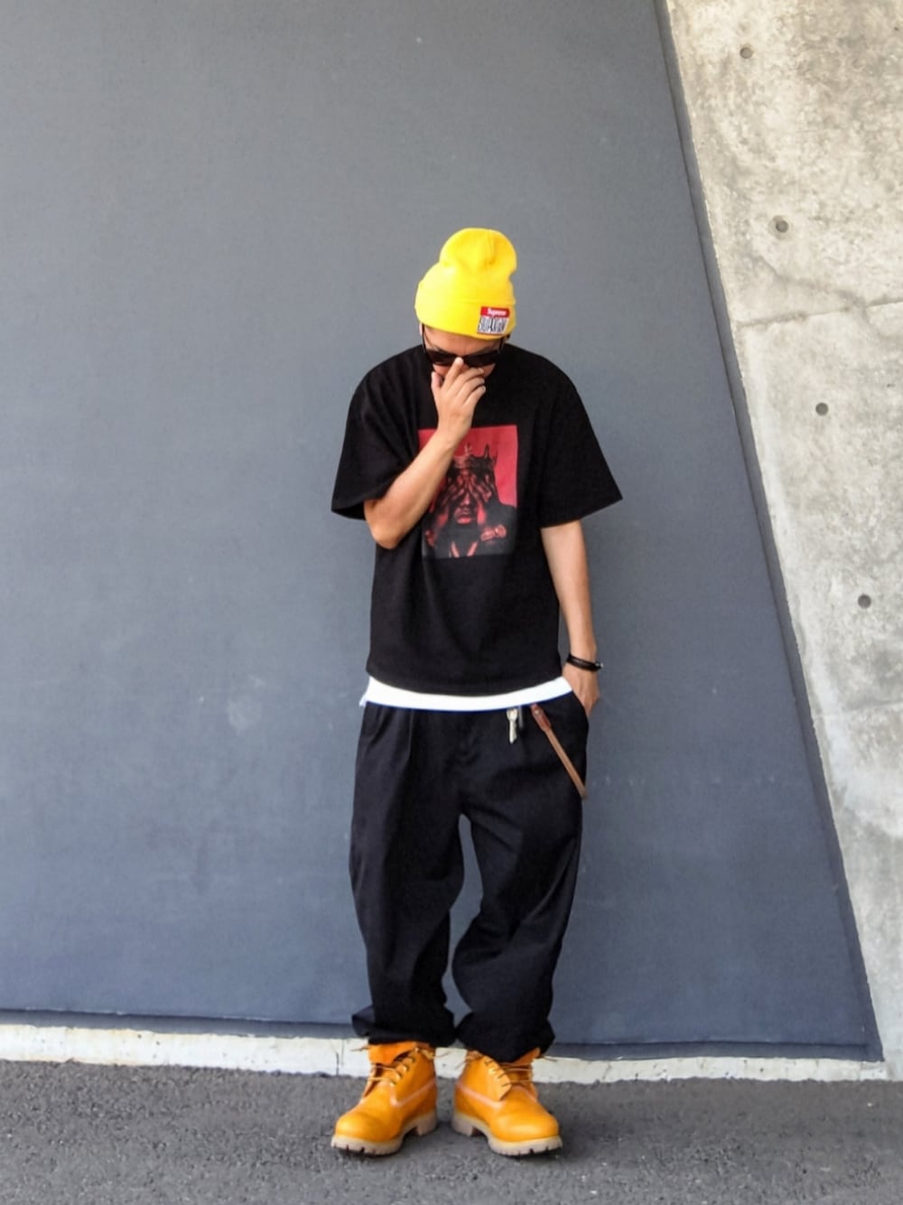 ブラック系のTシャツ/カットソー、ホワイト系のタンクトップ、ブラック系のその他パンツを着用したメンズの夏コーディネートの1枚目の写真