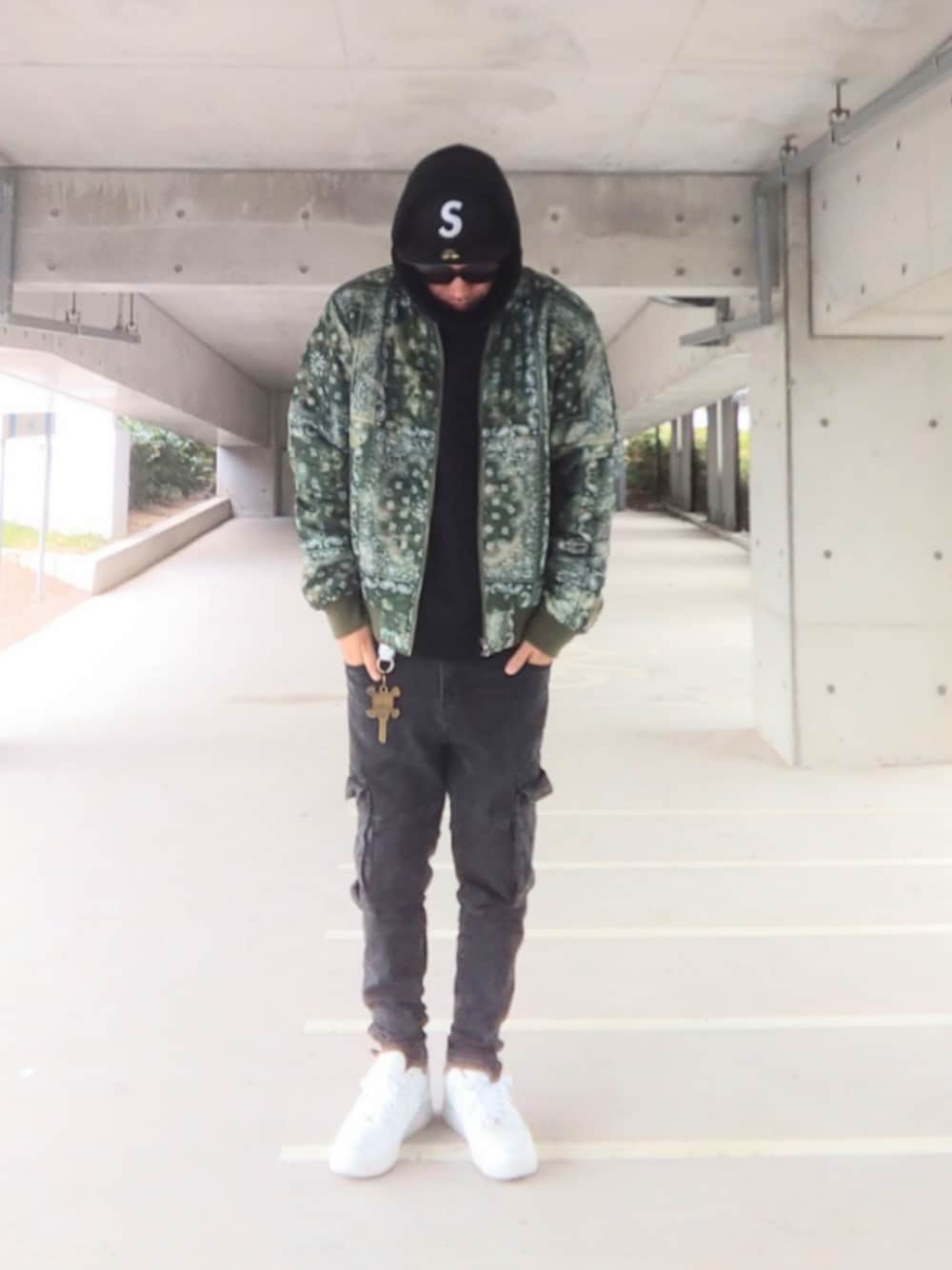 グリーン系のジャケット/アウター、ブラック系のパーカー、ブラック系のデニムパンツを着用したメンズの冬コーディネートの1枚目の写真