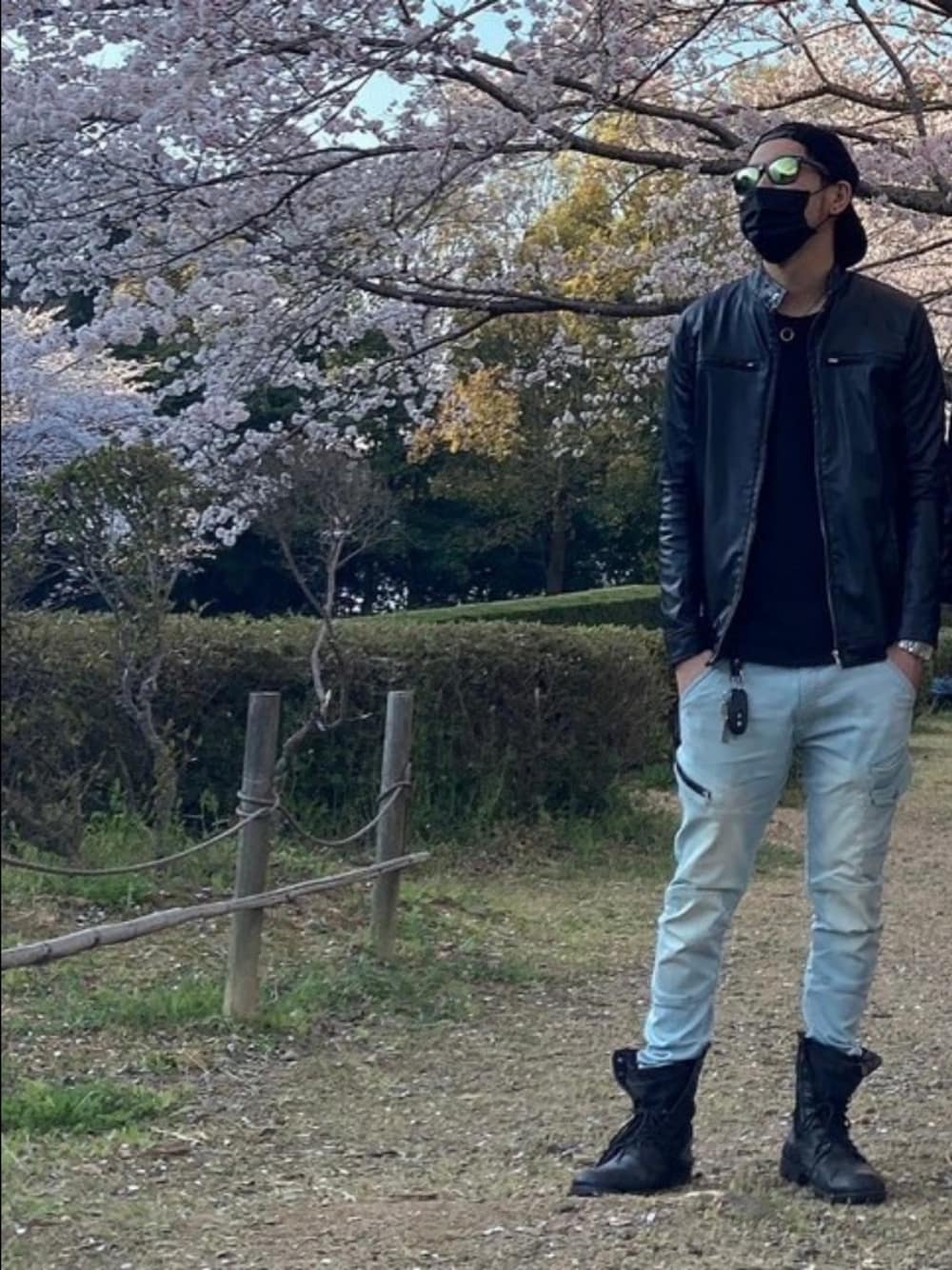 ブラック系のジャケット/アウター、ブルー系のデニムパンツ、ブラック系のブーツを着用したメンズの秋コーディネートの1枚目の写真