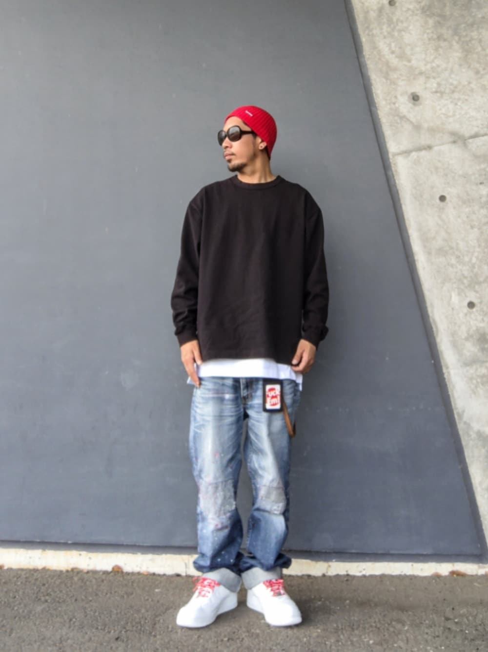 ブラック系のTシャツ/カットソー、ホワイト系のタンクトップ、ブルー系のデニムパンツを着用したメンズの春コーディネートの1枚目の写真